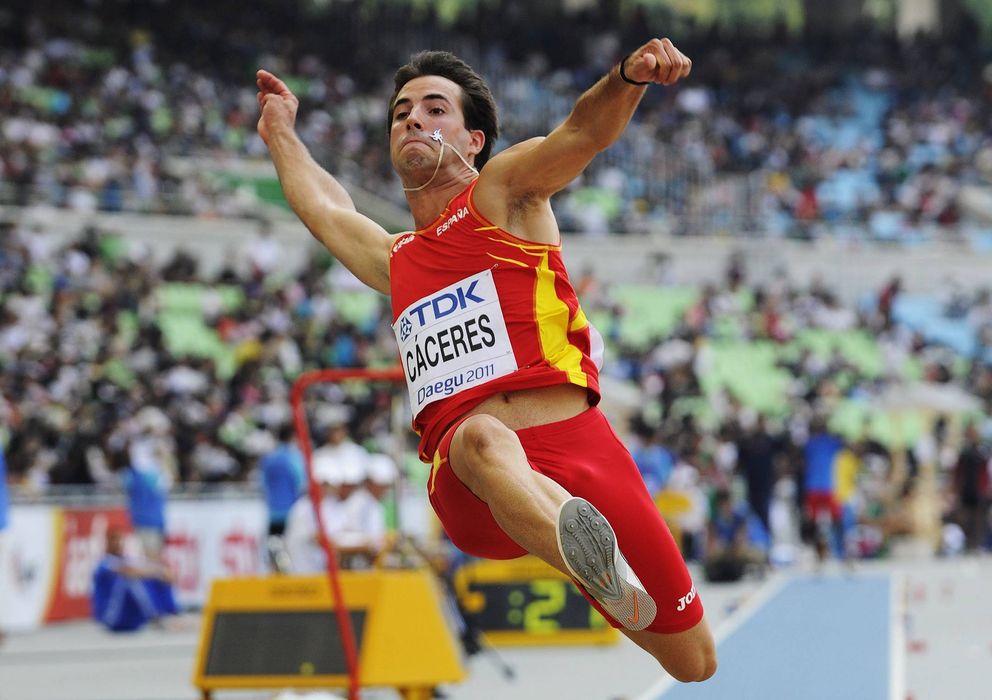 Foto: Eusebio Cáceres, en uno de sus saltos.