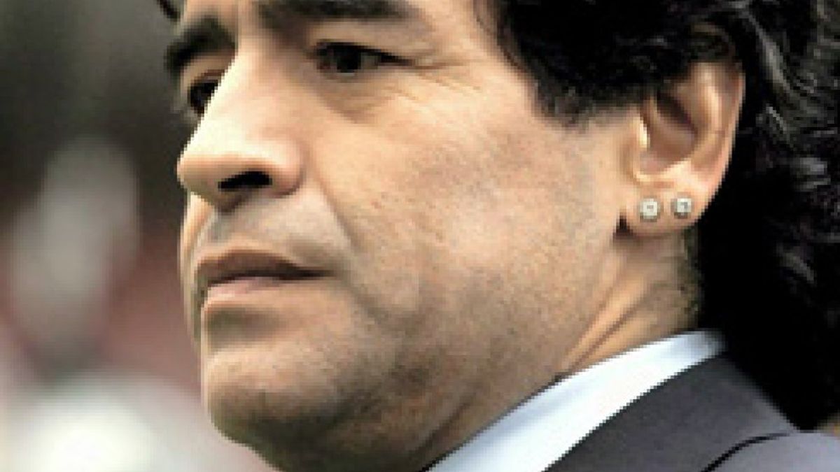 Maradona pide perdón por 'la mano de Dios'