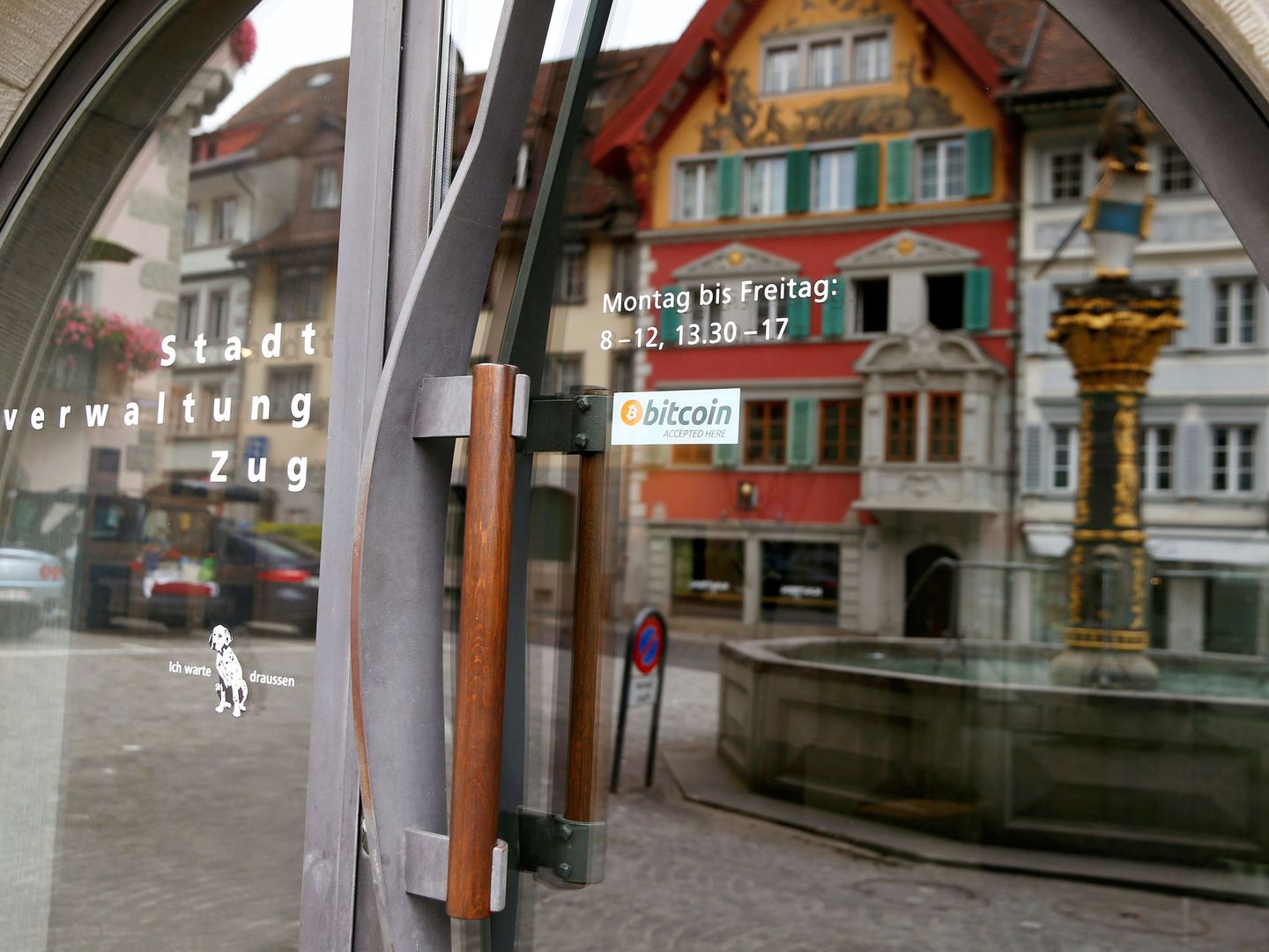 Entrada de un establecimiento en Zug. (Reuters)