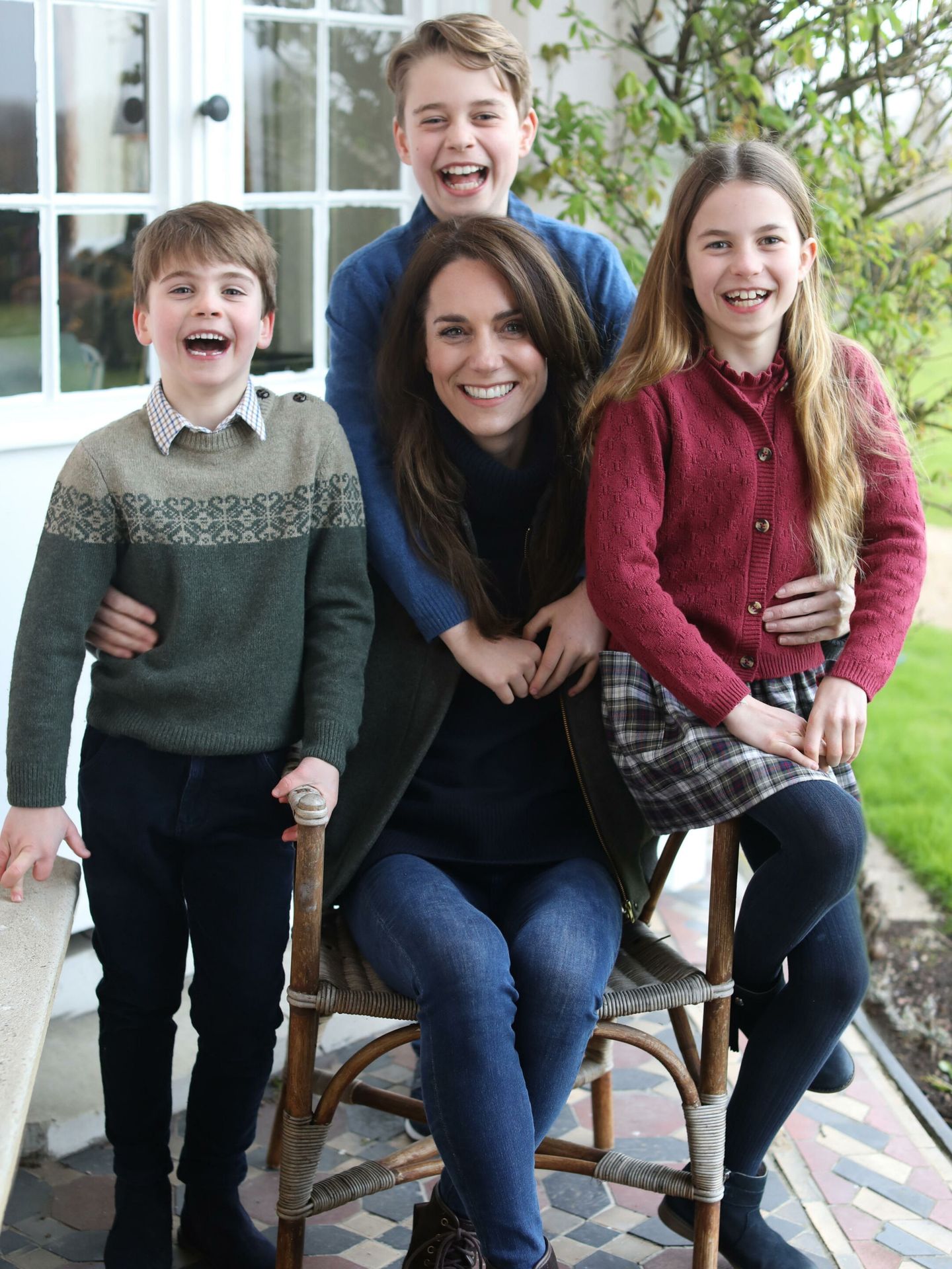 Kate Middleton posando con sus hijos por el Día de la Madre. (Efe)