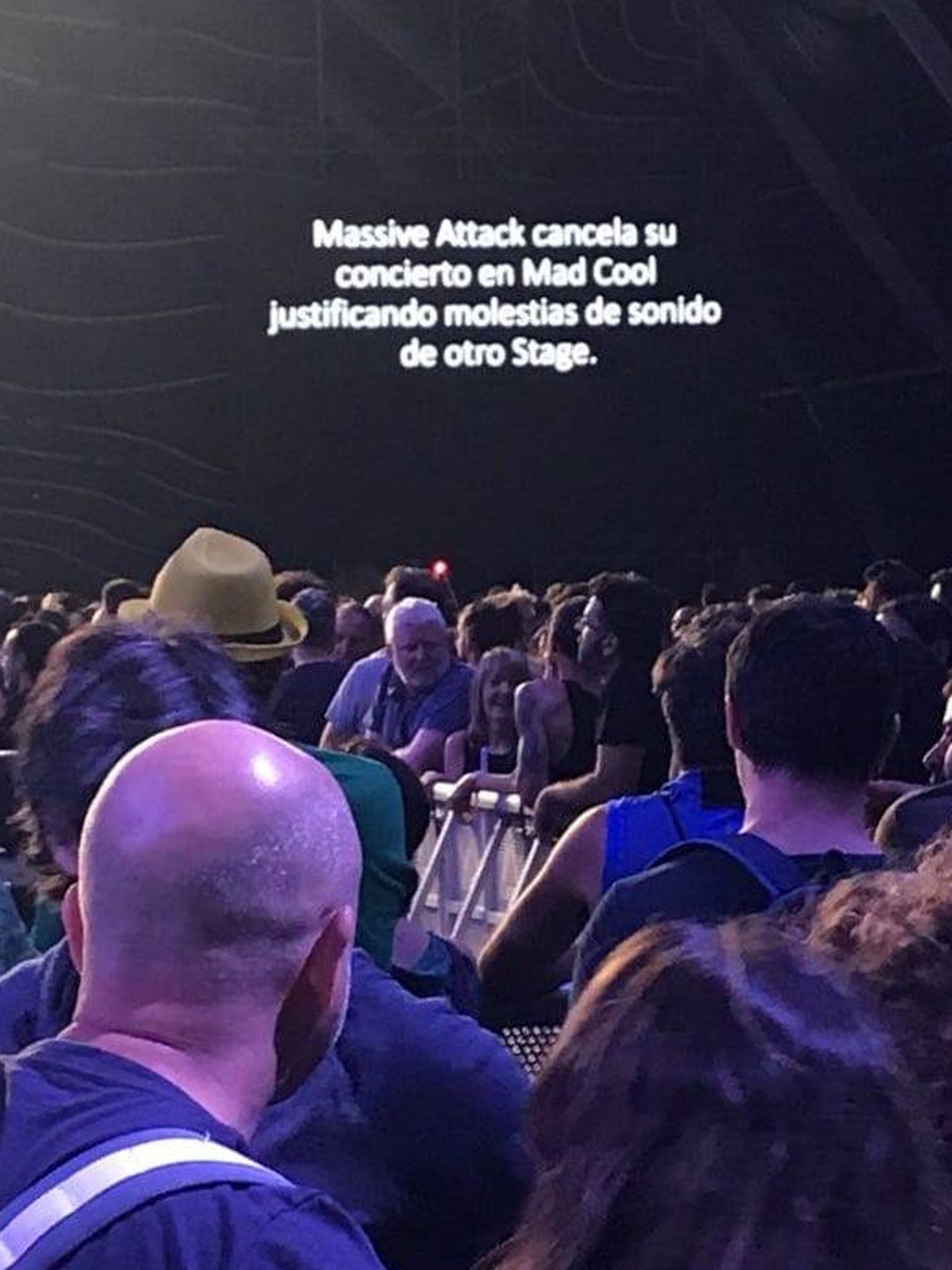 Cartel informativo de la suspensión del concierto de Massive Attack. 