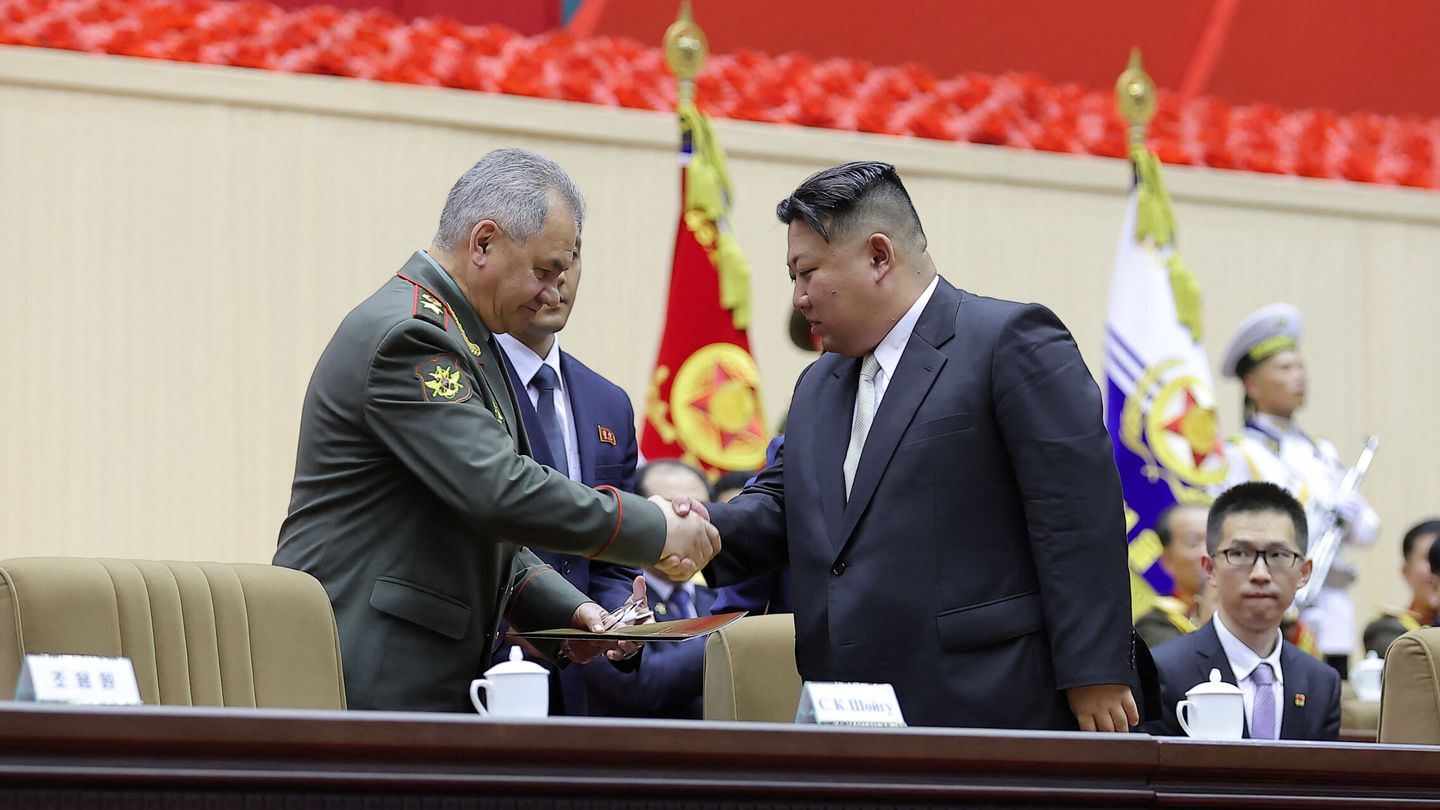 Russia's Defense Minister Sergei Shoigu shakes hands with North Korean leader Kim Jong Un during an event marking the 70th anniversary of the Korean War armistice in Pyongyang, North Korea, in this image released by North Korea's Korean Central News Agency on July 28, 2023.   KCNA via REUTERS    ATTENTION EDITORS - THIS IMAGE WAS PROVIDED BY A THIRD PARTY. REUTERS IS UNABLE TO INDEPENDENTLY VERIFY THIS IMAGE. NO THIRD PARTY SALES. SOUTH KOREA OUT. NO COMMERCIAL OR EDITORIAL SALES IN SOUTH KOREA.