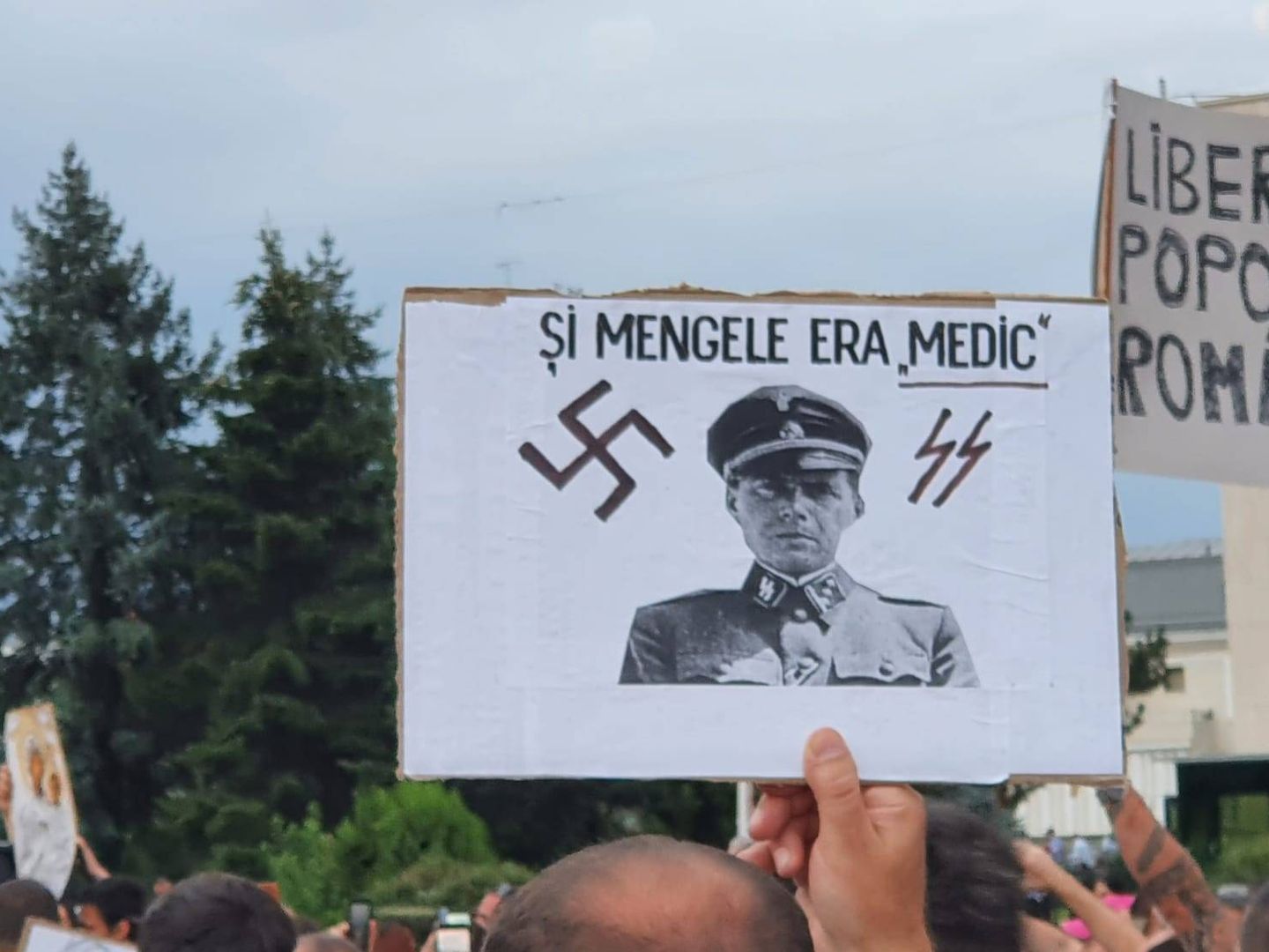 El cartel reza: 'Mengele también era médico'. Foto: Mihai Isac