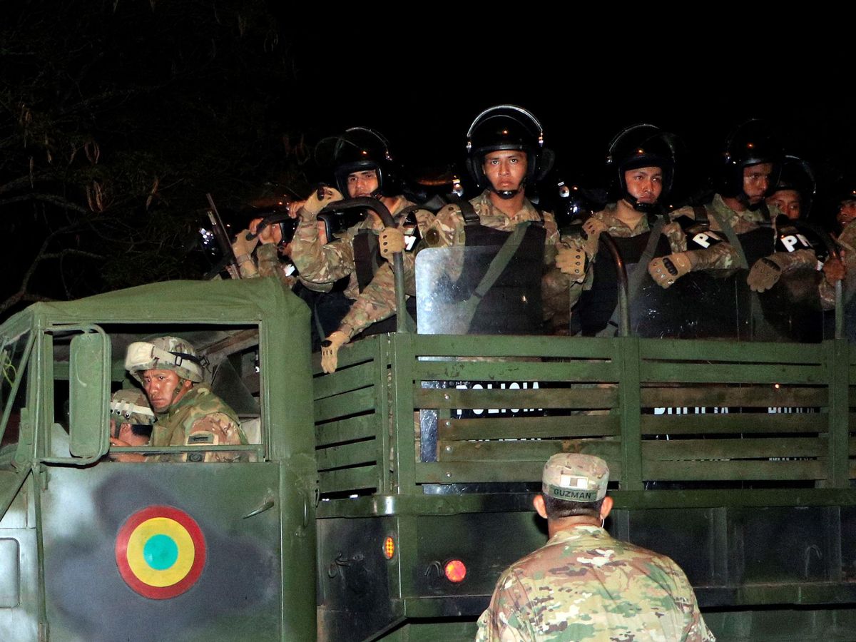 Foto: Militares salen este lunes a patrullar las calles, en Santa Cruz (Bolivia). (EFE)