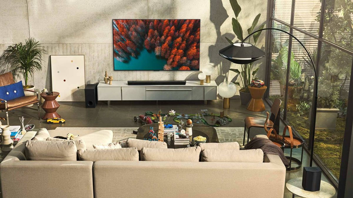 Esta Smart TV de LG está a mitad de precio y colgará de tu salón sin que muevas un solo dedo