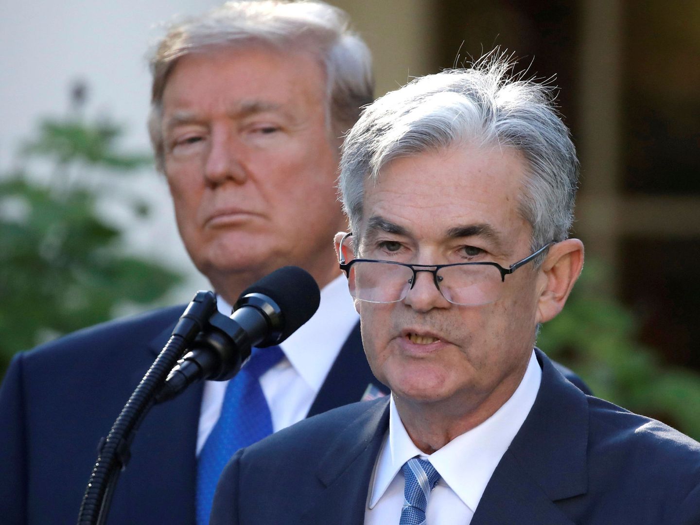 El presidente de la Fed, Jerome Powell, en primer plano, y el presidente de EEUU, Donald Trump, detrás. (Reuters)