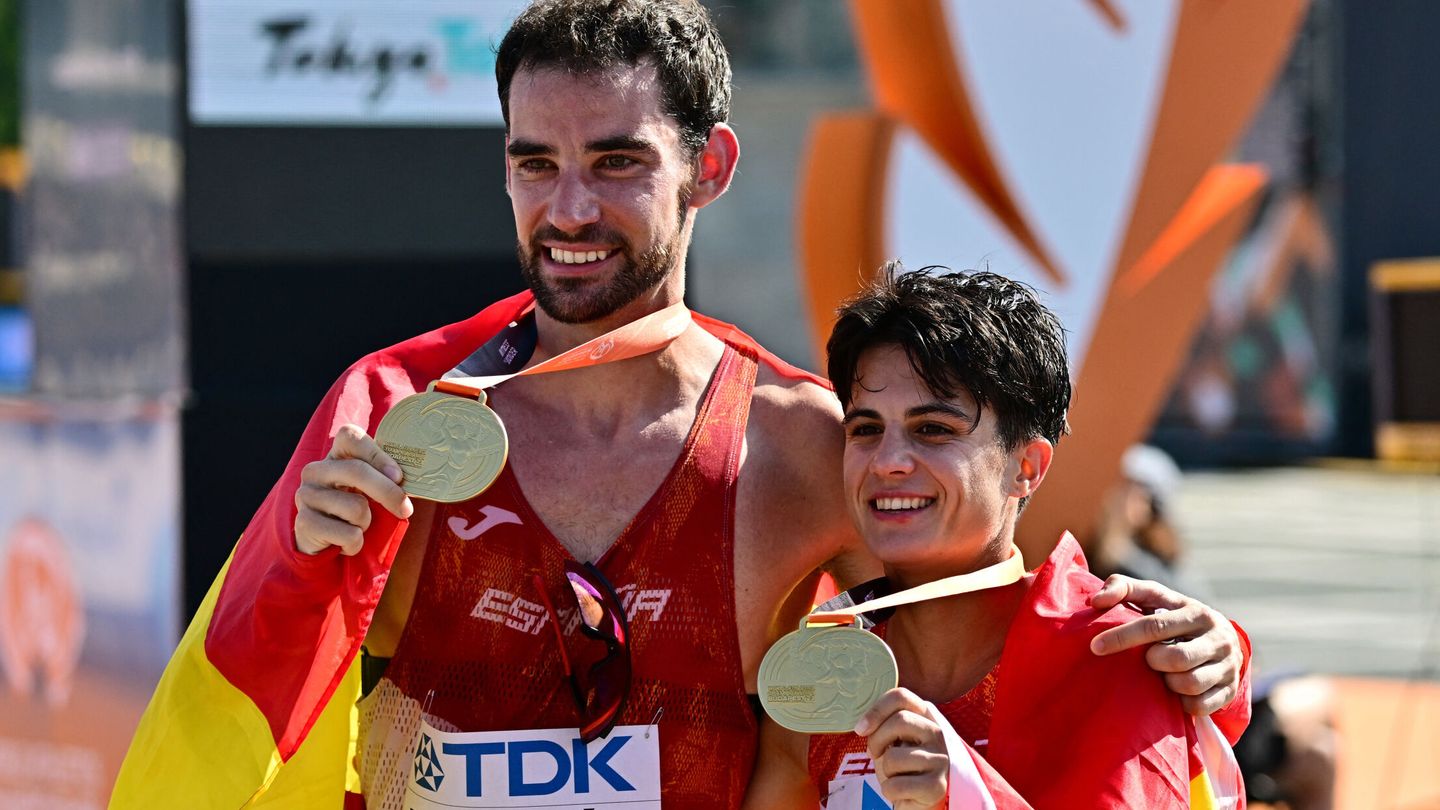 Álvaro Martín y María Pérez celebran su oro en los 35 km marca. (Reuters/Marton Monus).