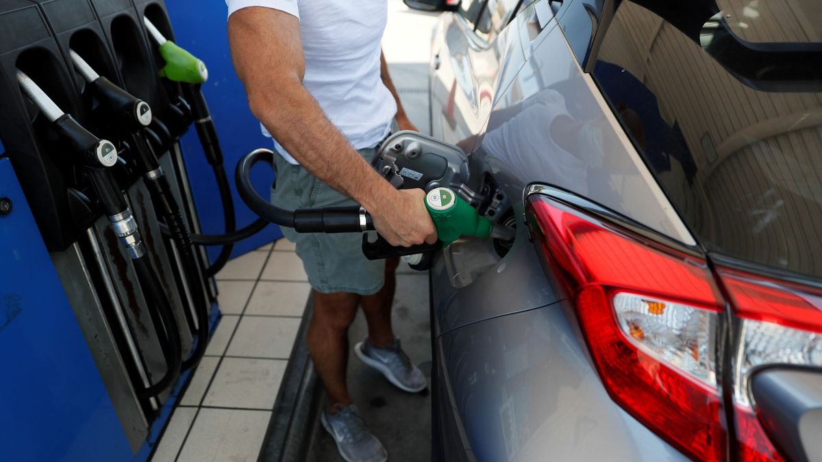 Repostar en gasolineras de Repsol, BP o Cepsa es más caro que nunca con respecto a las 'low cost'