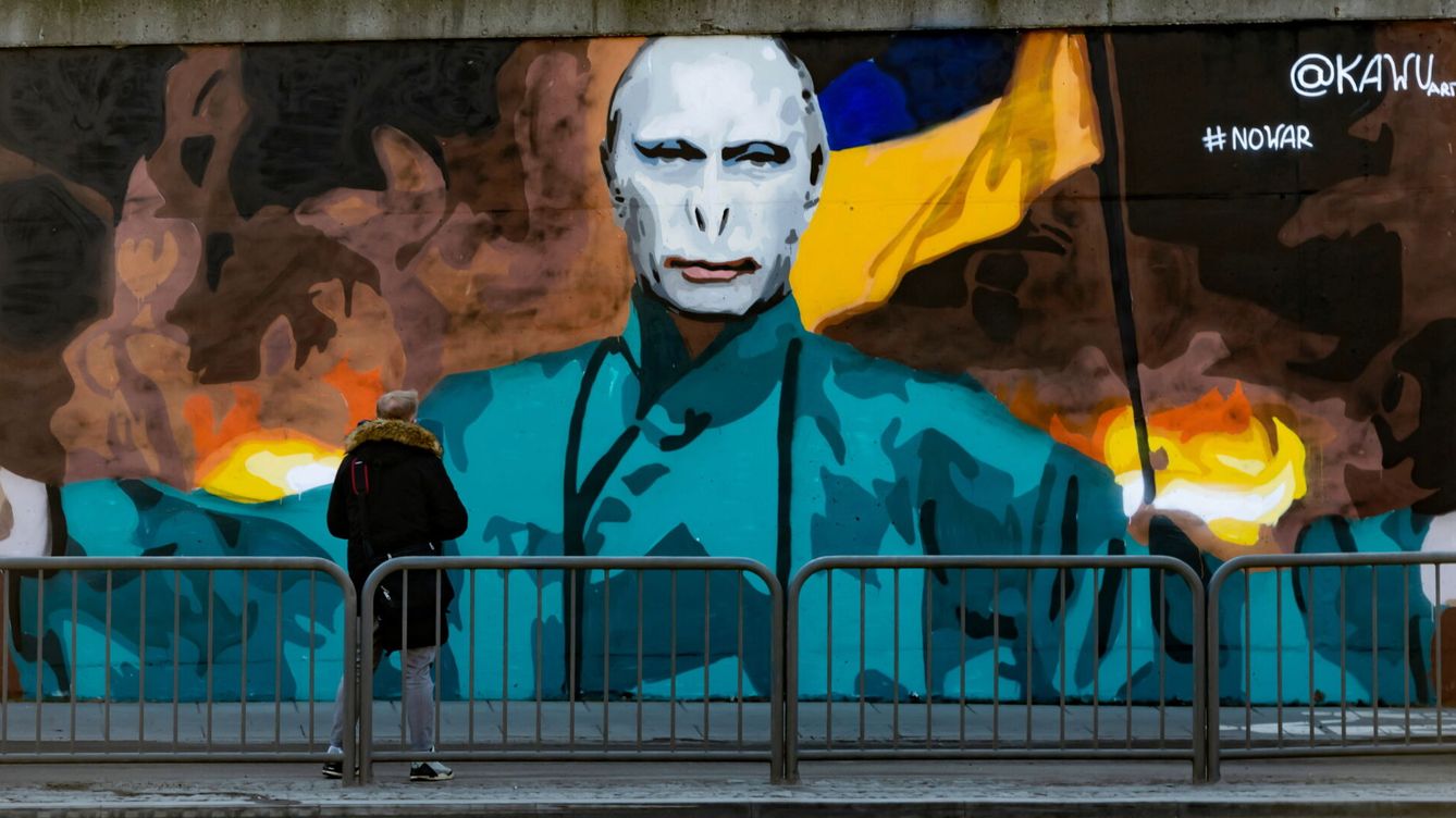 Foto: Mural con la imagen de Vladímir Putin como Voldemort en Polonia. (EFE/Jakub Kaczmarczyk)