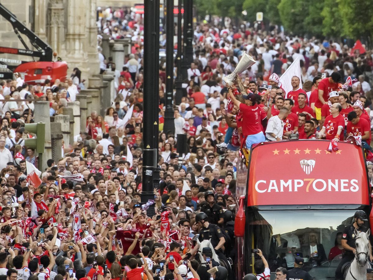 Foto: El Sevilla llega a España tras la conquista de la séptima liga Europa.