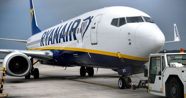 Foto: Un avión de Ryanair permanece estacionado en la pista en el Aeropuerto de Baja Renania en Weeze, Alemania, donde los pilotos están de huelga. (EFE)