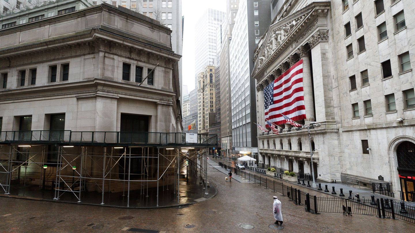Wall Street, en Nueva York, vacía por el confinamiento. (Reuters)