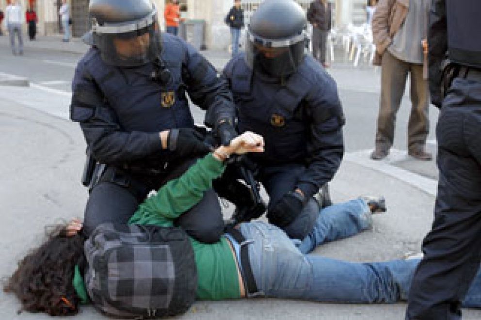 Foto: Tres jóvenes detenidos y cinco mossos heridos tras el desalojo de la Universidad de Barcelona