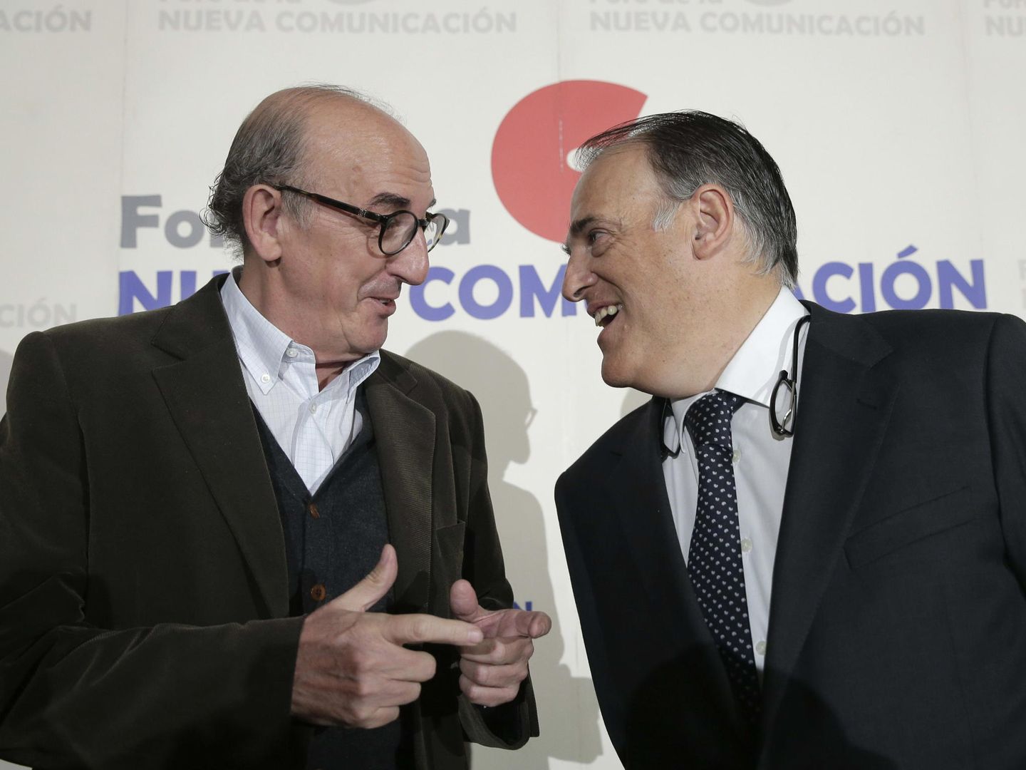 El socio de Mediapro, Jaume Roures, y el Presidente de la Liga de Fútbol Profesional, Javier Tebas. (EFE)