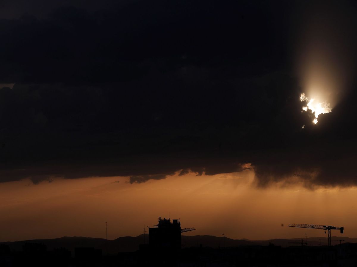 Foto:  Vista general de los últimos rayos de sol en Valencia (EFE)