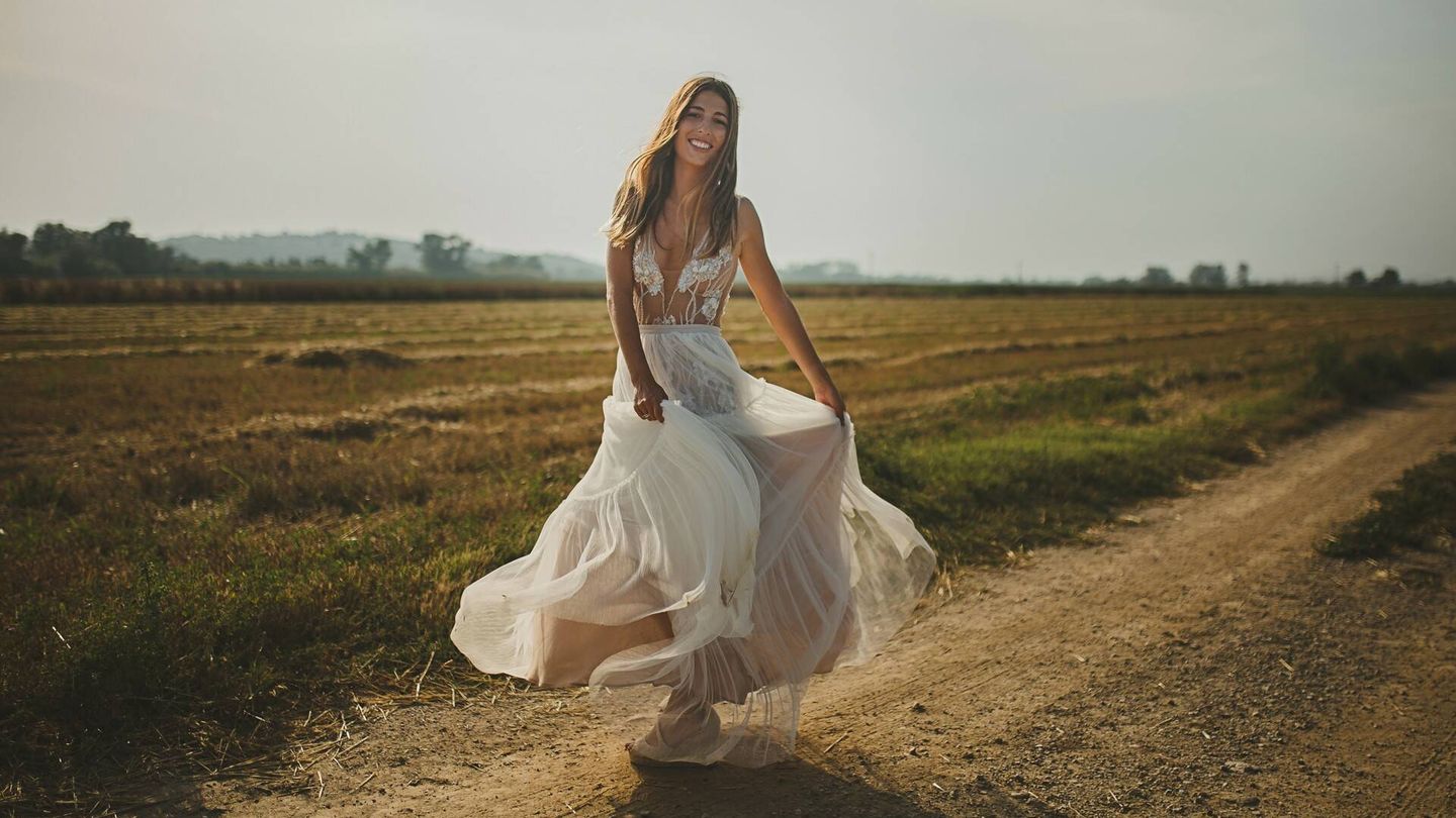 Vestido de novia ligero, sencillo y con cierto aire boho. (Fotografía de La Libélula Weddings vía Bodas.net)