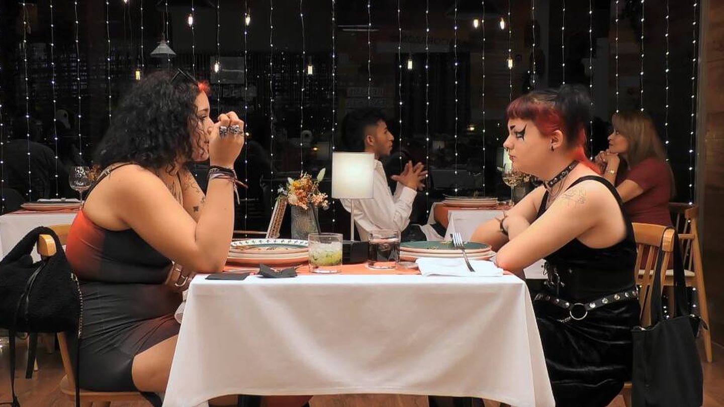 Jessica y Ara cenan en el restaurante de 'First Dates'. (Mediaset)