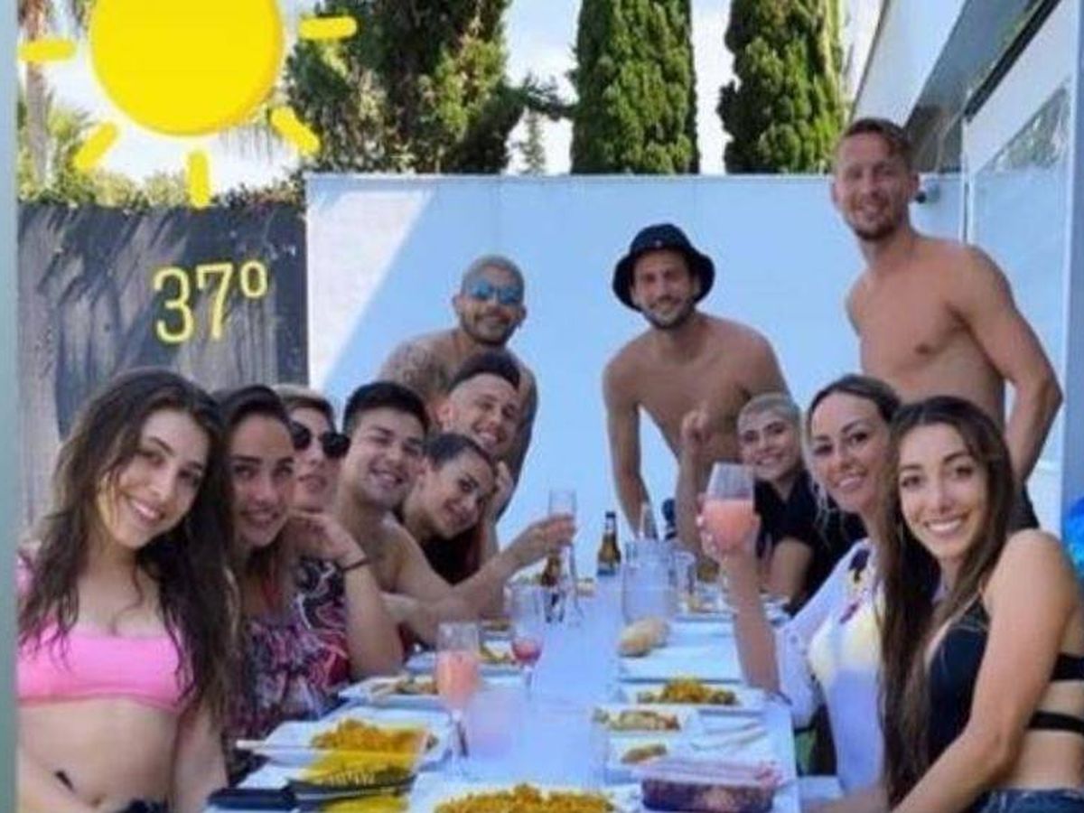 Foto: La reunión orquestada por los jugadores del Sevilla (al fondo) que incumple todas las normas