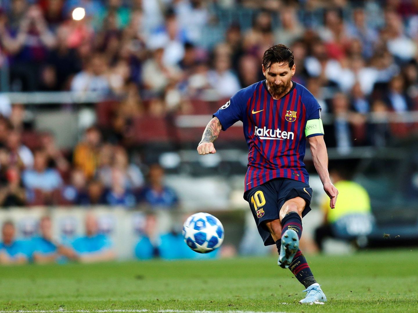 Messi ya ha marcado dos goles de falta esta temporada. (EFE)