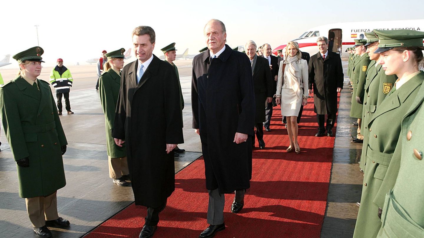 El rey Juan Carlos en primer término; en segundo, Corinna, en 2006. (Getty)
