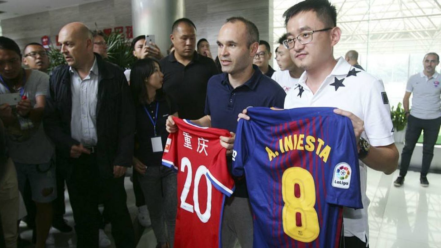 Iniesta, con la camiseta del Chongqing chino el pasado verano. (Reuters)