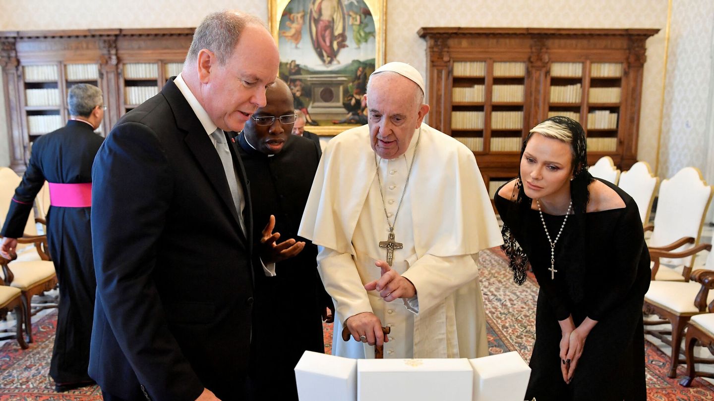 Charlène y Alberto, con el papa Francisco. (Reuters)