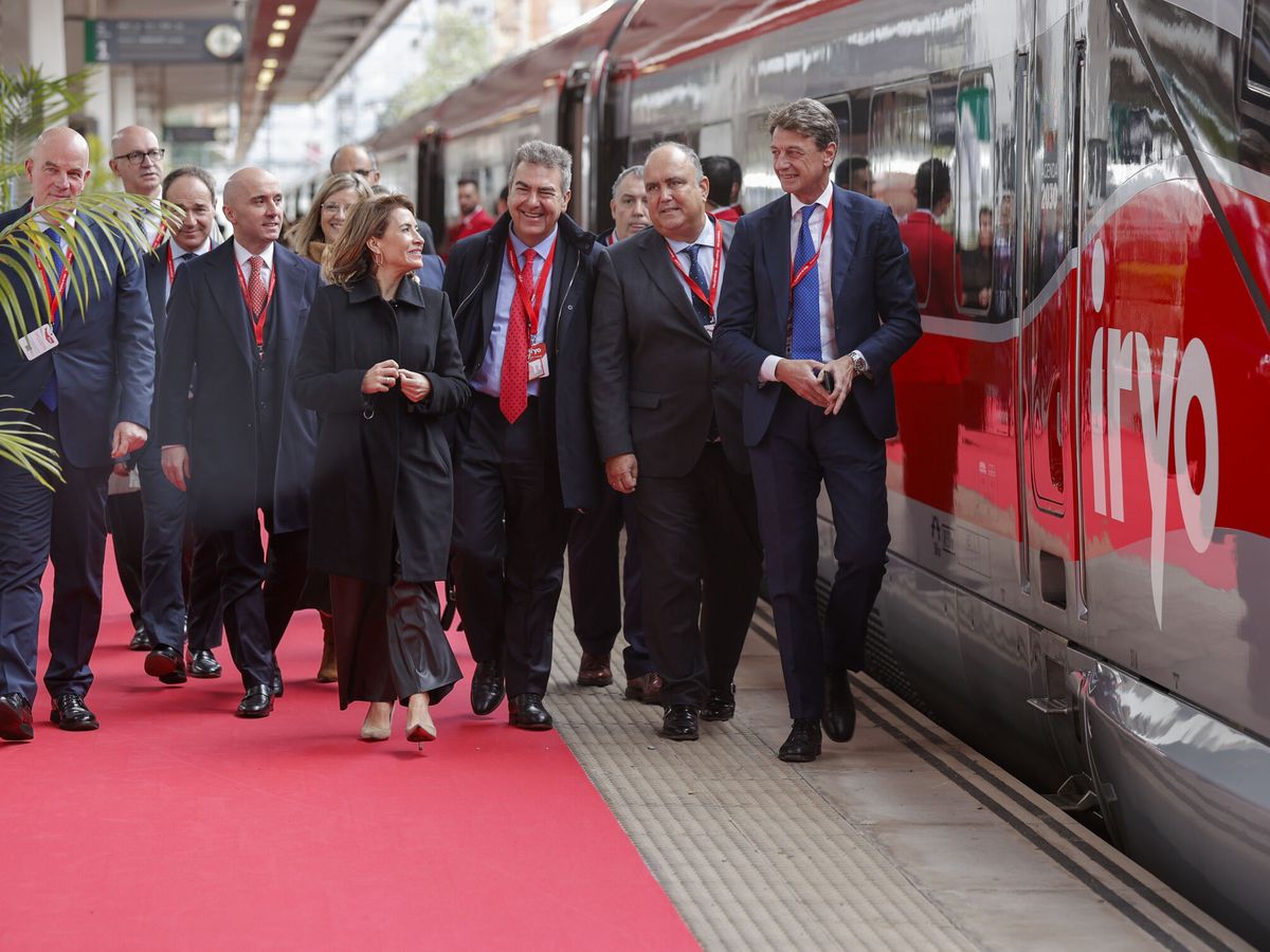 Foto: La ministra de Transportes, Raquel Sánchez, y los máximos responsables de los tres accionistas de Iryo: Air Nostrum, Globalvia y Trenitalia. (EFE)