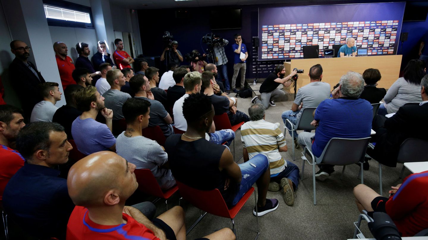 Familia, compañeros, cuerpo técnico, directivos, presidente... Solo faltó Messi en la rueda de prensa de Iniesta. (Reuters)