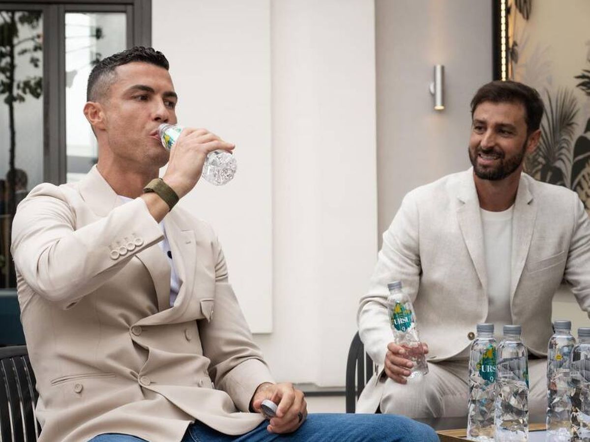 Foto: Ronaldo con Paixao en la presentación de su agua. (URSU9)