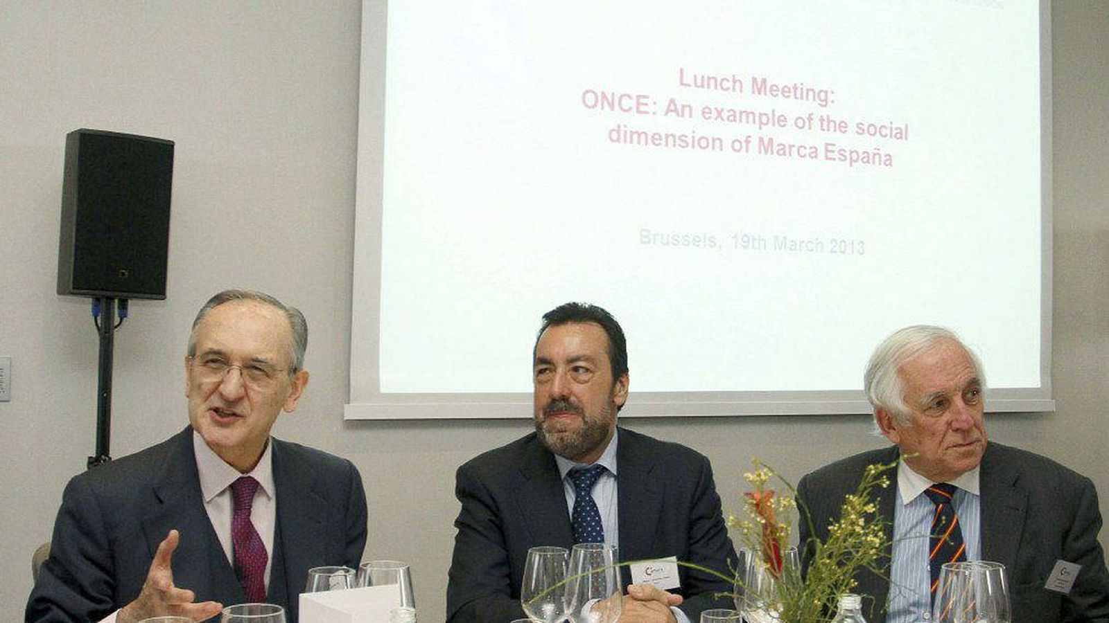 Foto: Matellanes, a la izquierda con corbata burdeos, en un acto institucional. (EFE)