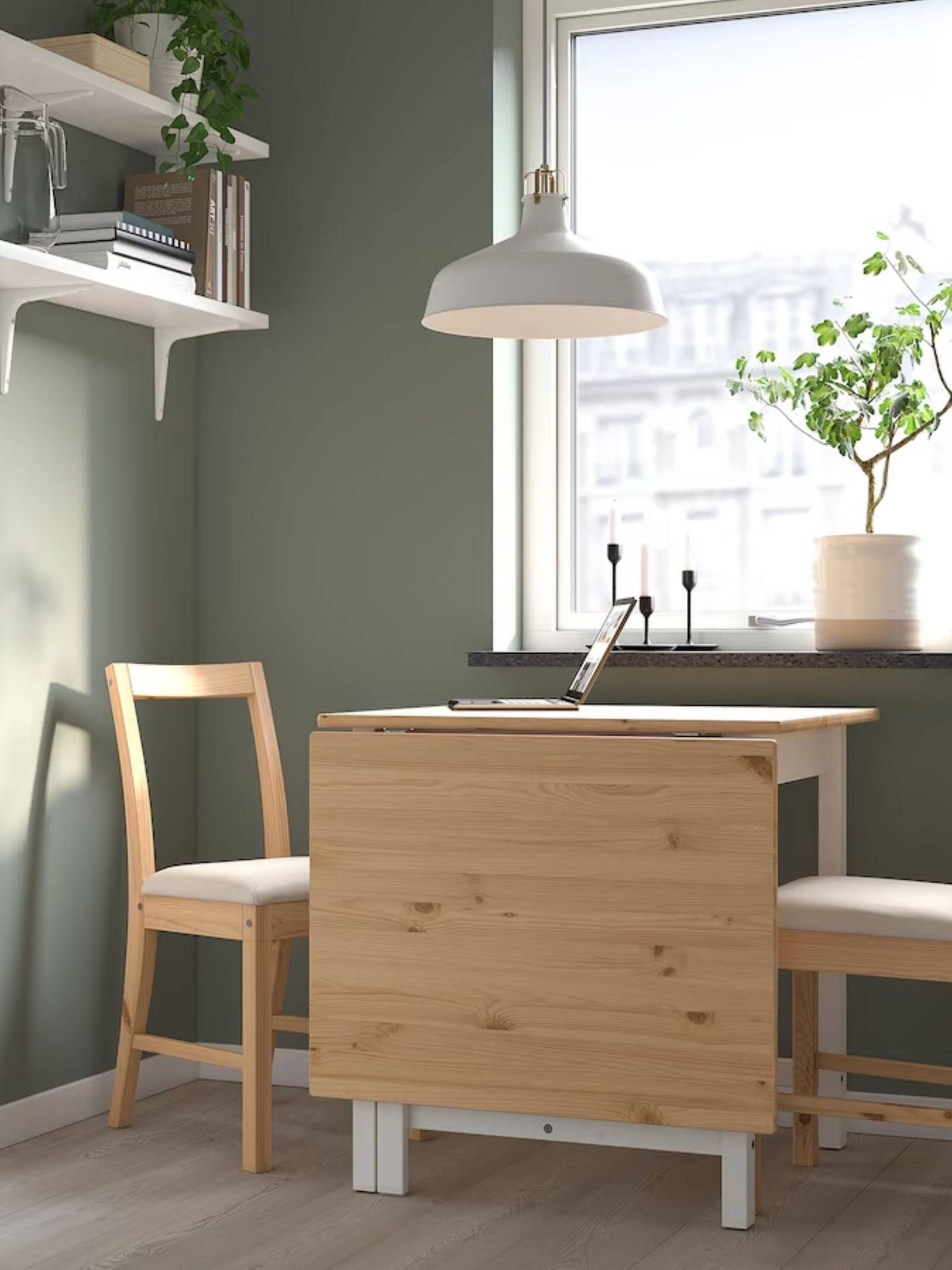 Blanco y madera, ideal para espacios de aire nórdico. (Cortesía/Ikea)