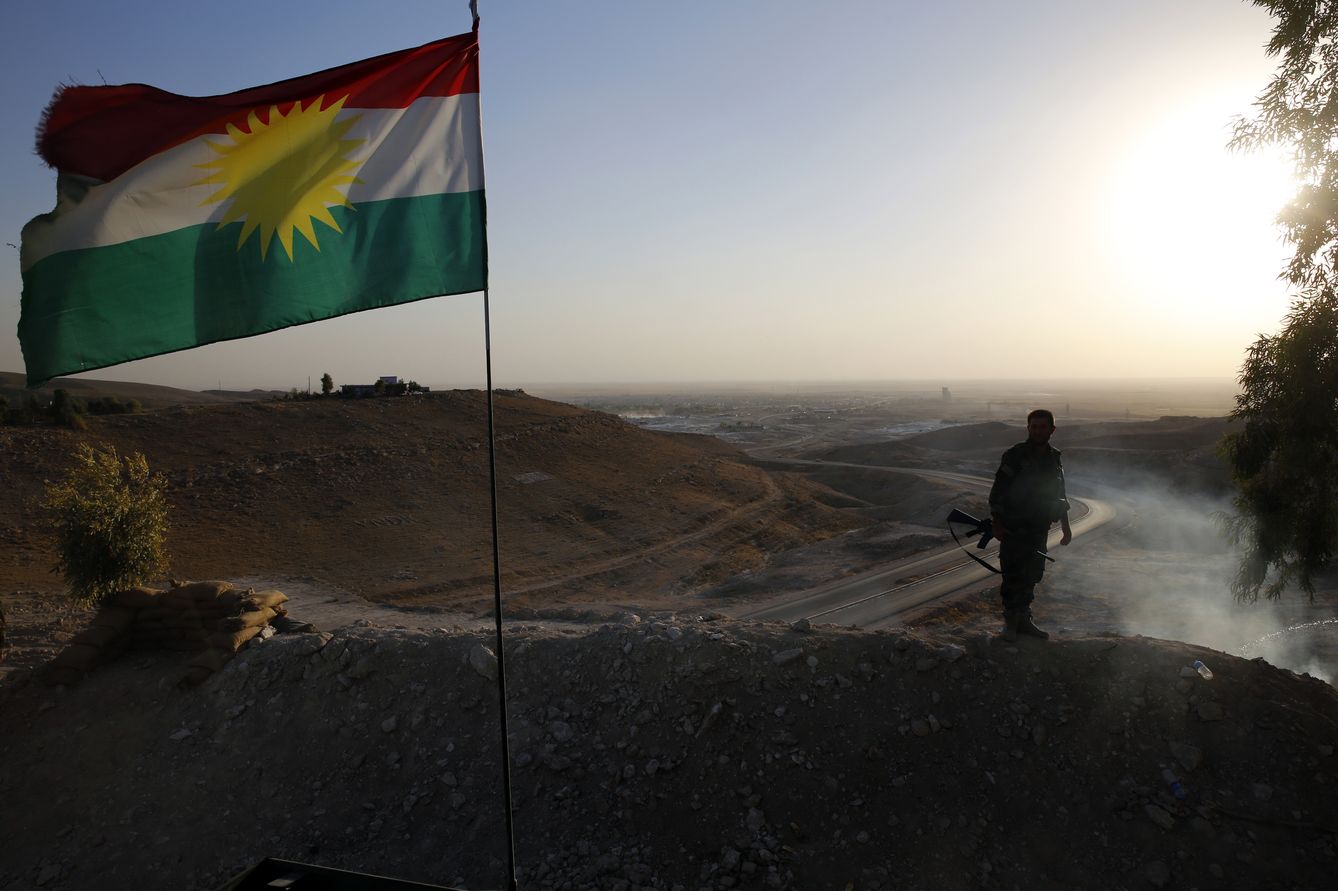 Foto: Un peshmerga kurdo observa una carretera reconquistada al ISIS al sur de Erbil, el 10 de septiembre de 2014. (Reuters)