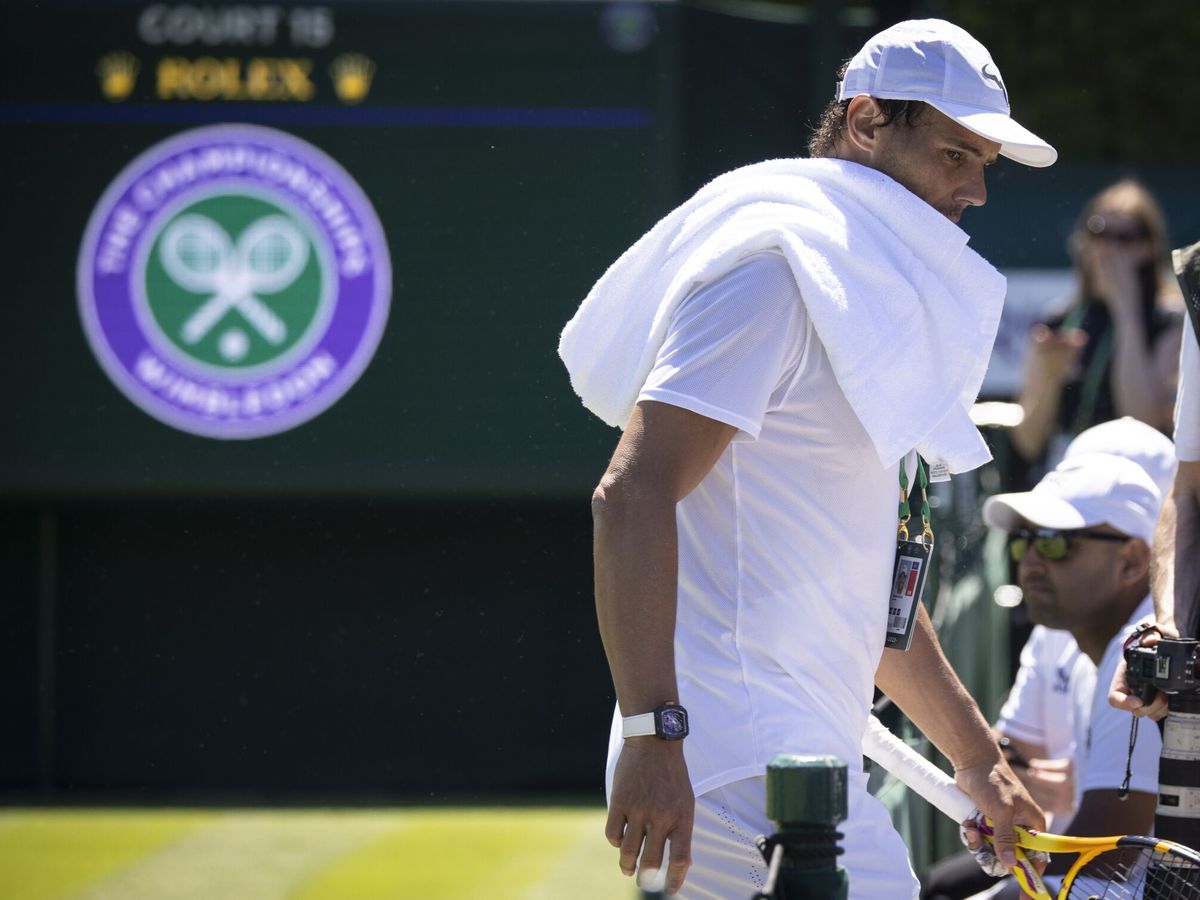 Foto: Nadal en un entrenamiento en la pista central de Wimbledon. (EFE/Tolga Akmen)