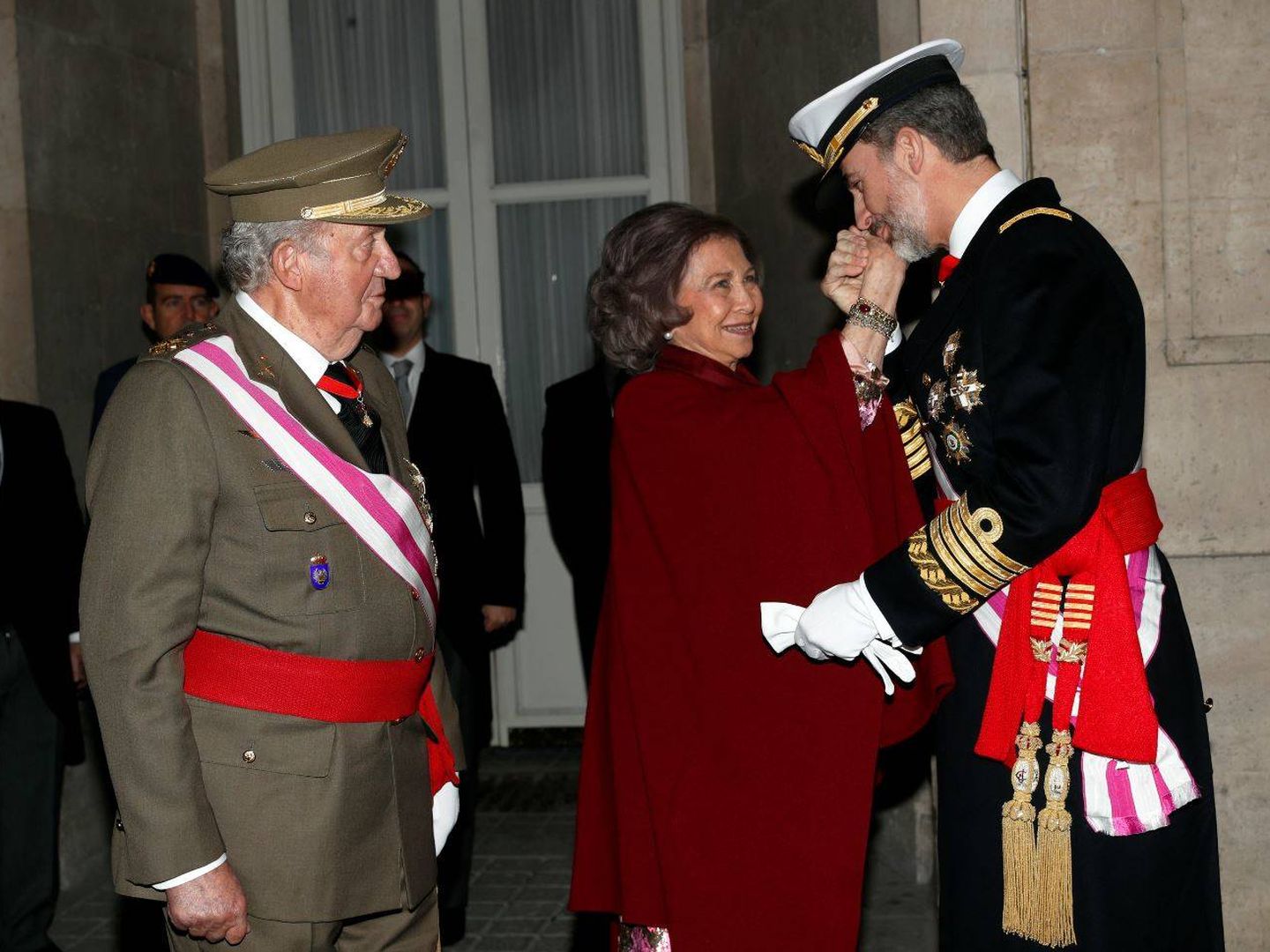 El rey Felipe besa a la reina Sofía en presencia del rey Juan Carlos, en la Pascua Militar. (Getty)