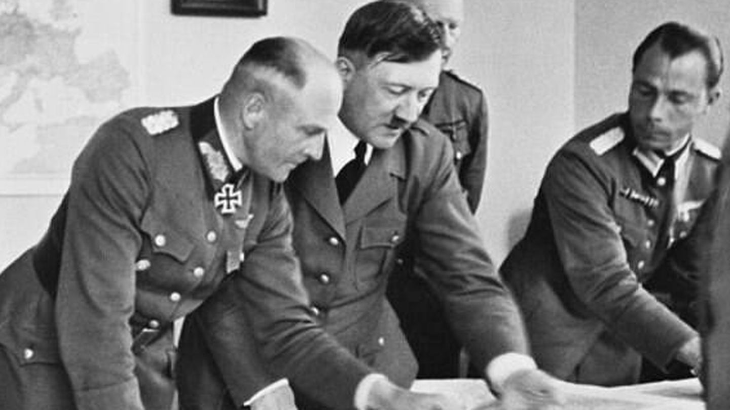 Hitler con su Estado Mayor.