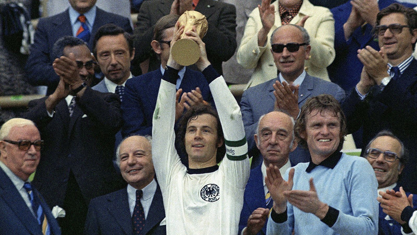 Foto: Beckenbauer levanta la copa de Campeón del Mundo en 1974 (Reuters)