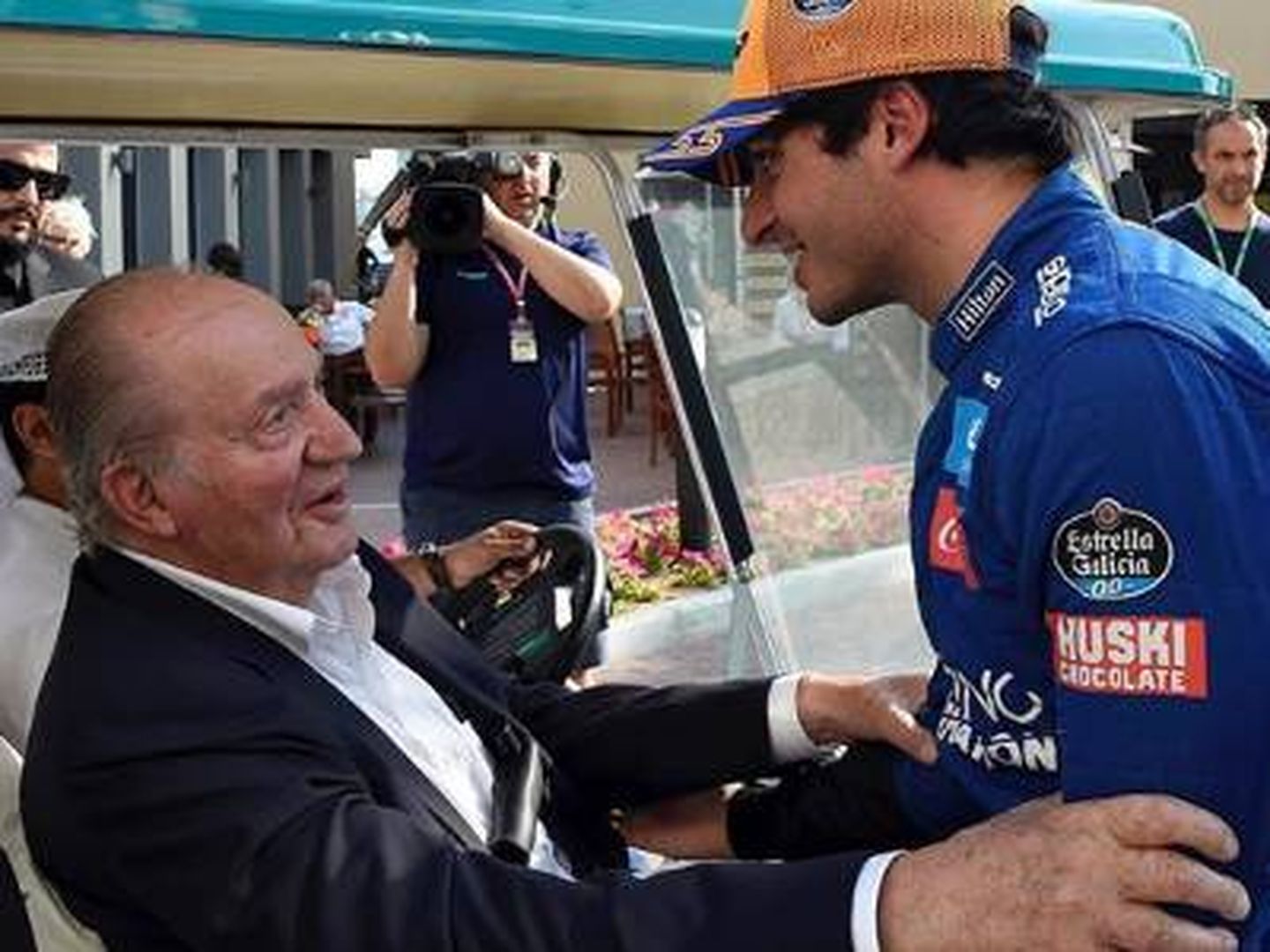 El rey Juan Carlos, saludando a Carlos Sainz Jr. (IG)