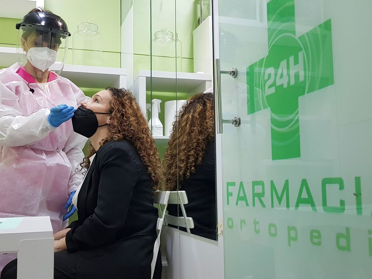 Foto: Decenas de farmacias y clínicas dentales madrileñas empezaron a hacer test de antígenos a finales de enero. (EFE)