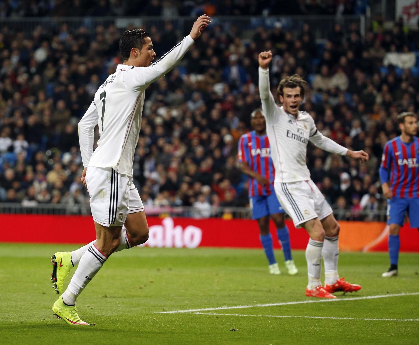 Cristiano y Bale celebran el mismo gol como suyo (Efe)