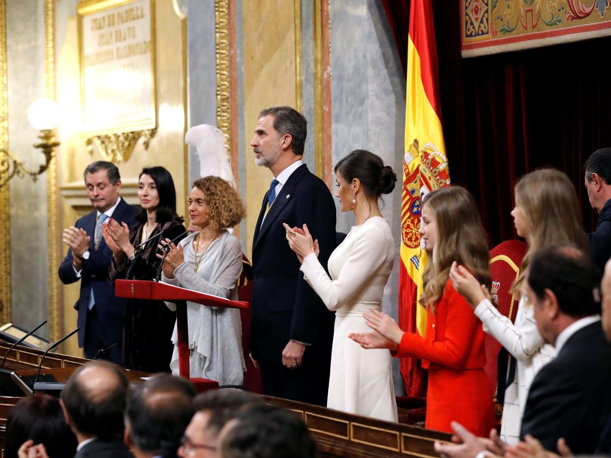 Foto: Aplausos a Felipe VI tras su discurso de apertura. (EFE)