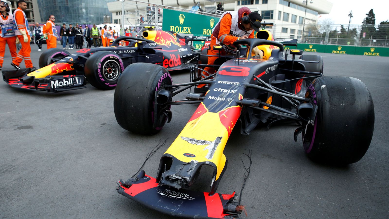 Foto: El pique entre Ricciardo y Verstappen en Azerbaiyán terminó con el primero arrollando al segundo. (Reuters)