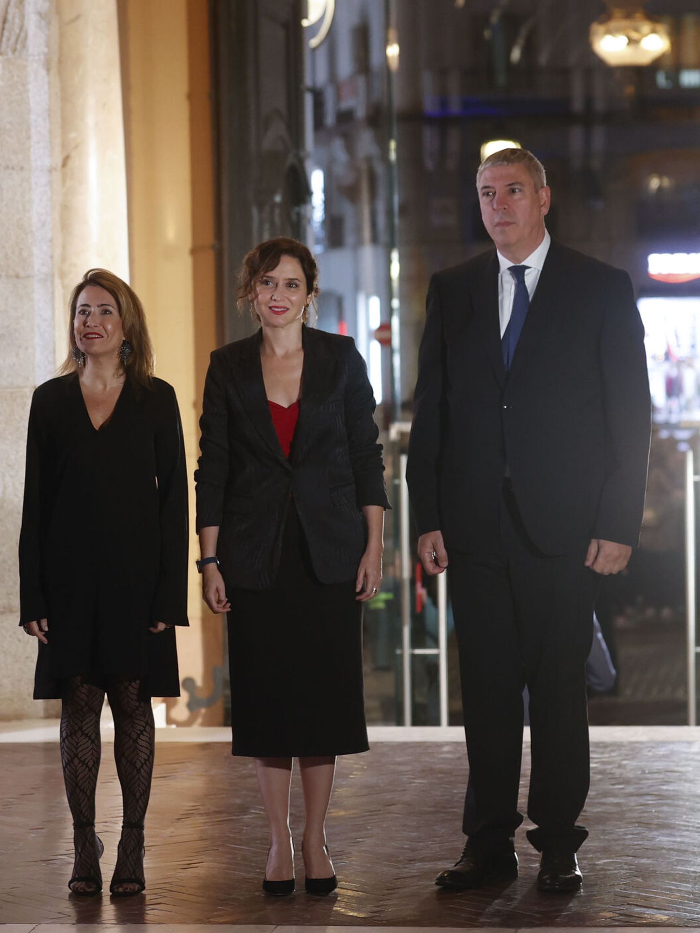 Isabel Díaz Ayuso posa con los dirigentes del congreso antes de la cena de gala. (EFE/Javier Lizón) 