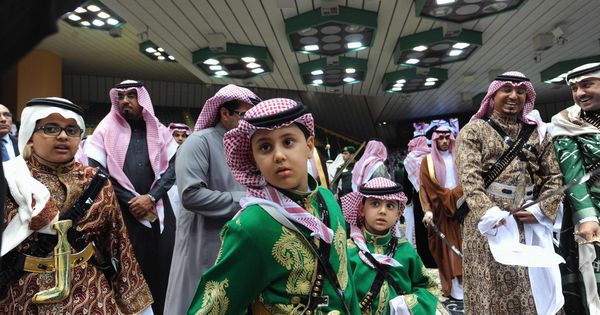 Foto: Príncipes saudíes participan en una danza tradicional llamada 'arda' durante un festival cultural en Riad, en febrero de 2014. (Reuters)