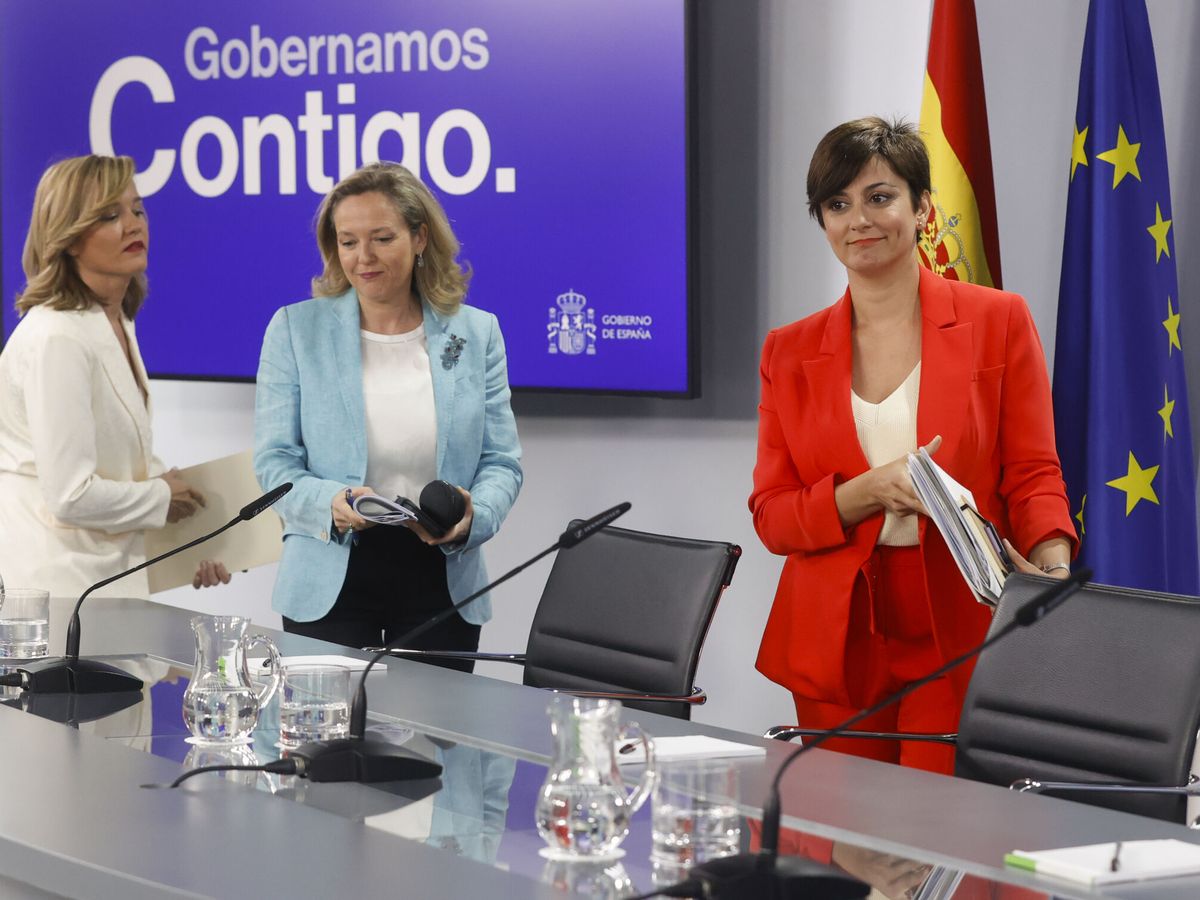 Foto: Isabel Rodríguez, junto a Nadia Calviño y Pilar Alegría, tras un Consejo de Ministros. (EFE/Juan Carlos Hidalgo)