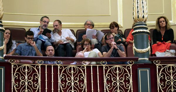 Foto: Miembros de los consejos de informativos de RTVE en la tribuna de invitados en el Congreso, este 21 de septiembre. (EFE)