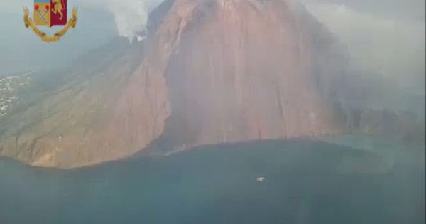 Foto: Police chopper aerial still image of volcano after eruption over stromboli