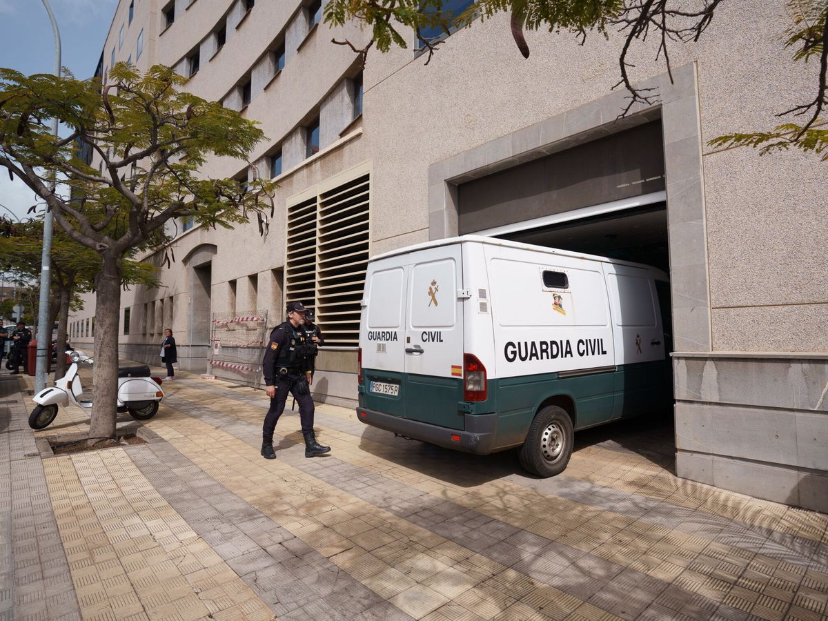 Foto: Un vehículo de la Guardia Civil en la Audiencia Provincial de Santa Cruz de Tenerife. (EFE/Ramón de la Rocha)
