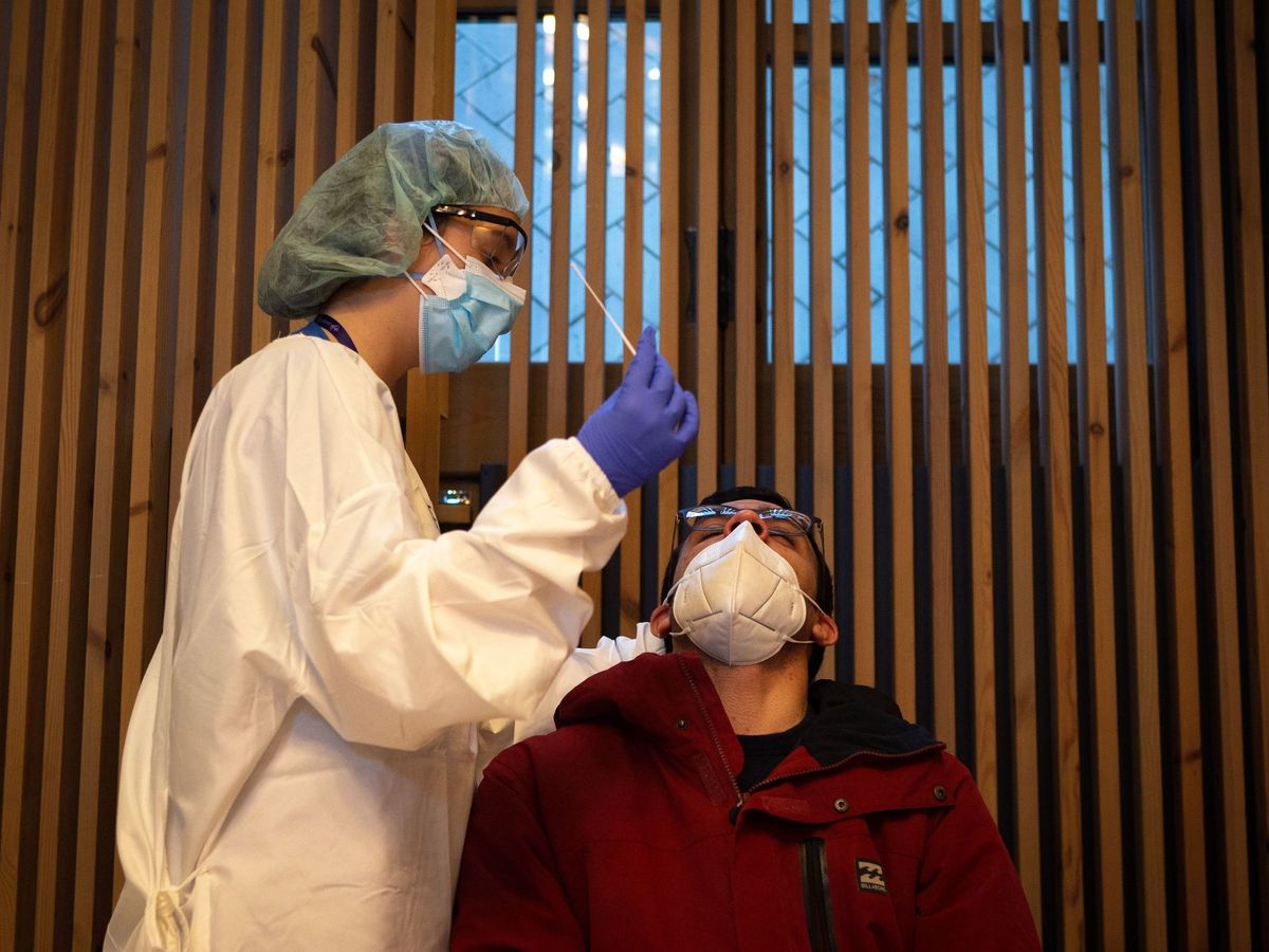 Foto: Profesionales sanitarios realizan test antígenos masivos de detección del covid-19 en el Hospital de Sant Pau, en diciembre. (EFE)