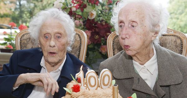 Foto: Fotografía de archivo de dos gemelas soplando las velas durante la celebración de su 100 cumpleaños en una residencia de ancianos. (EFE)
