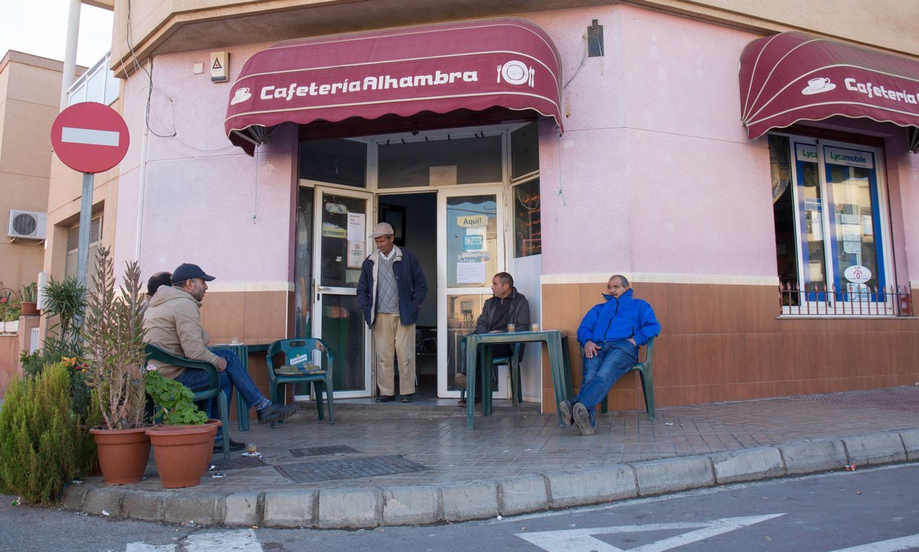Clientes de la cafetería Alhambra, en la carretera de Las Norias, El Ejido. (D. B.)